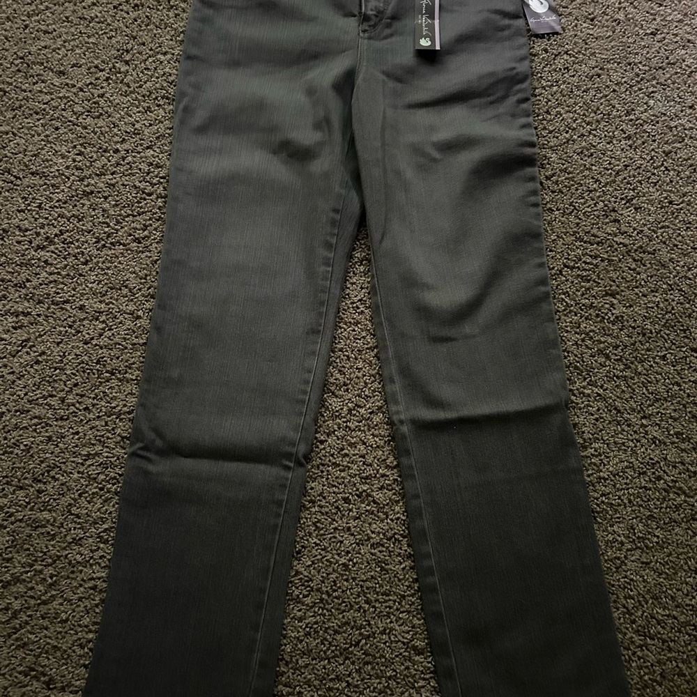 NWT Women’s 8P Tapered-Leg Classic Rise slimming Jeans gray